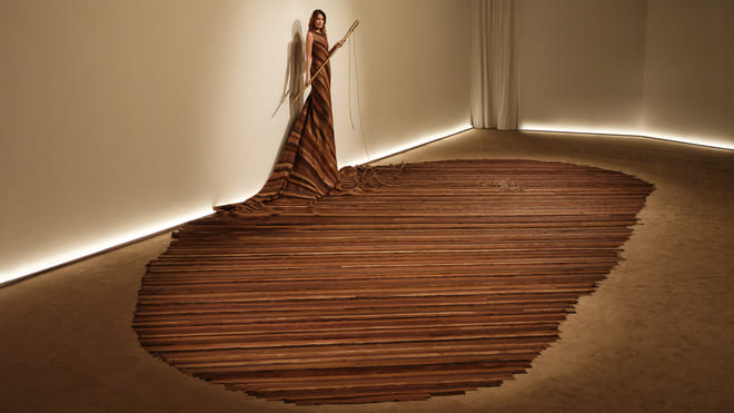 Carla Bruni X Tod's installazione Nelly Agassi Fashion Show Tod's donna Autunno-Inverno 2025-26