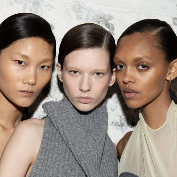 Capelli da passerella i segreti degli hairstylist per il look della sfilata di Victoria Beckham AI 2025-26 (