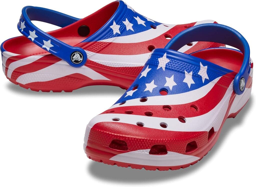 Scarpe Crocs con bandiera americana, modello a stelle e strisce vietato in molte scuole negli Stati Uniti