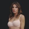 Elisabetta Canalis indossa il reggiseno Illusion Collection di Triumph PE 2025 con tecnologia comfort wire