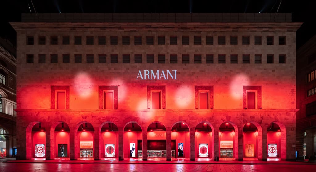 Facciata Rinascente Milano brandizzata Armani Beauty per il pop-up
