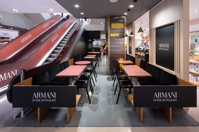 Interno del pop-up Armani Beauty con set fotografico immersivo