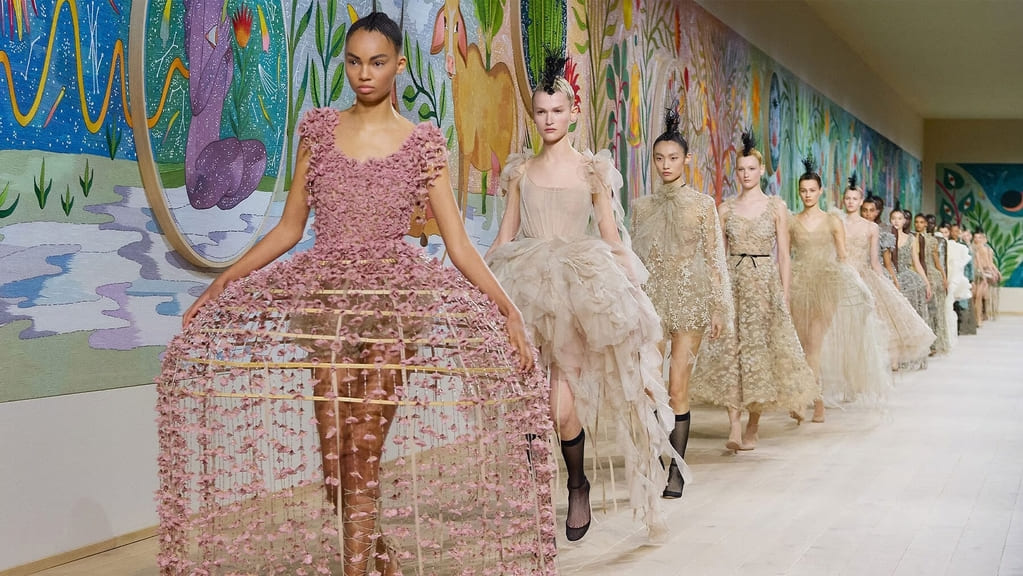 Modelle in passerella alla sfilata Dior Primavera Estate 2025 con abiti haute couture