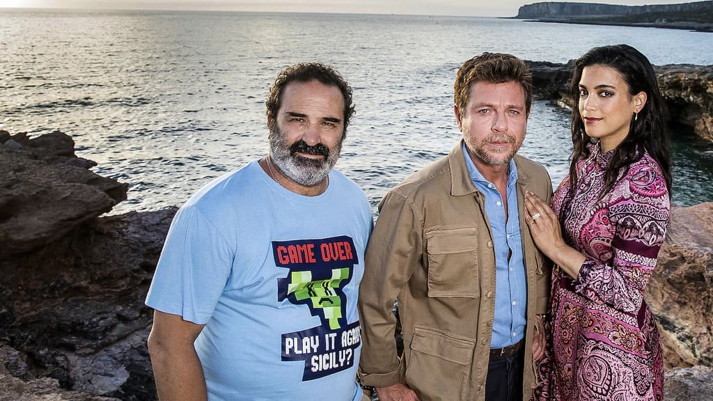 Claudio Gioè, Ester Pantano e Domenico Centamore nella quarta stagione di Makari, in onda su Rai 1 tra aprile e maggio 2025.