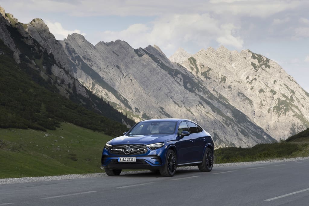 Mercedes GLC 300 de diesel plug-in in viaggio su strada panoramica