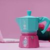 Moka Express Bialetti in versione Squid Game rosa e azzurra