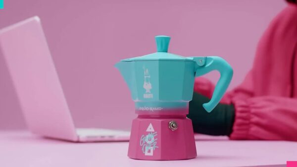 Moka Express Bialetti in versione Squid Game rosa e azzurra