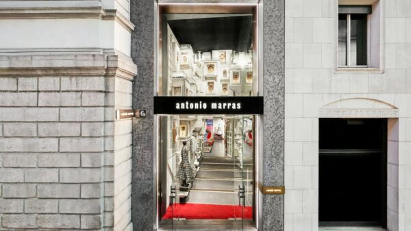 Ingresso di Ephemeral, lo spazio temporaneo di Antonio Marras in Via Montenapoleone a Milano