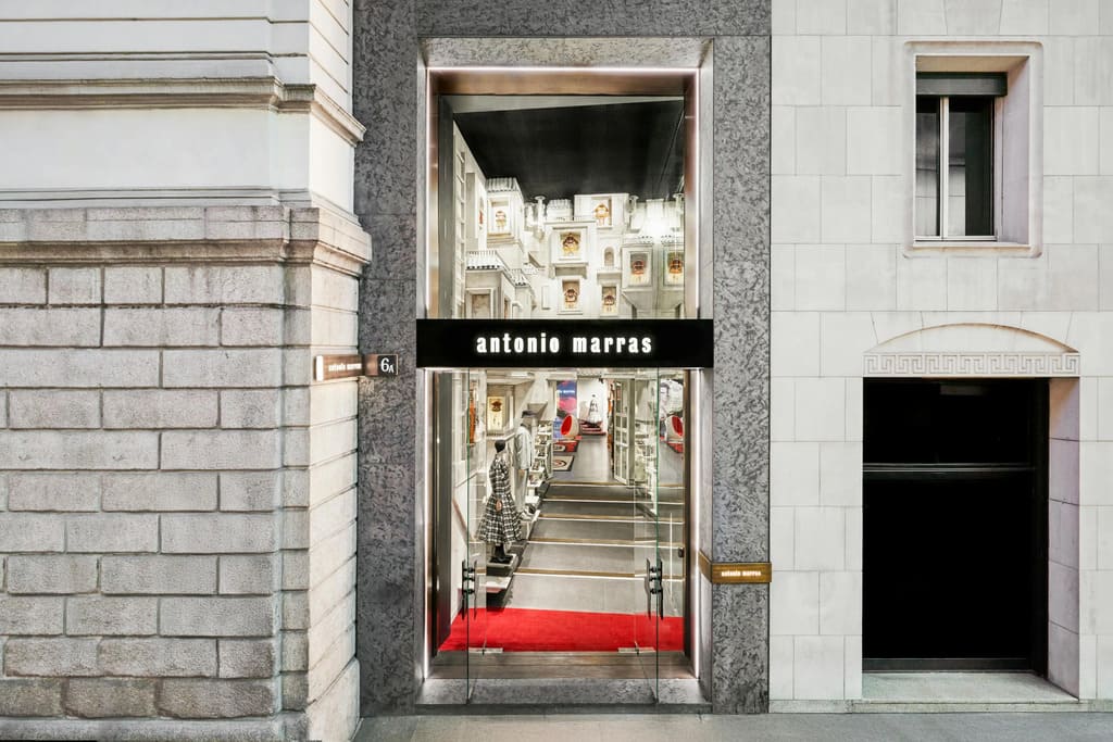 Ingresso di Ephemeral, lo spazio temporaneo di Antonio Marras in Via Montenapoleone a Milano