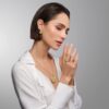 Modella indossa parure Tavanti in oro 18 kt con orecchini, collana e anello dal design toscano artigianale