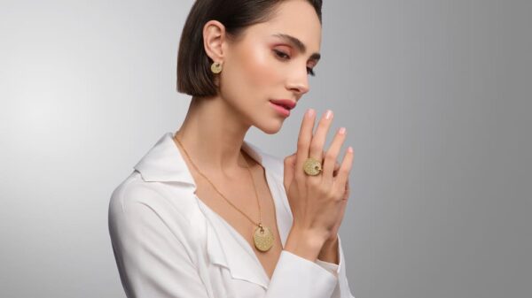 Modella indossa parure Tavanti in oro 18 kt con orecchini, collana e anello dal design toscano artigianale