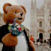 L’orsetto Coccolino in Piazza Duomo a Milano con bouquet di fiori, campagna PE 2025 della linea Fresh & Protect