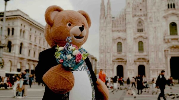 L’orsetto Coccolino in Piazza Duomo a Milano con bouquet di fiori, campagna PE 2025 della linea Fresh & Protect