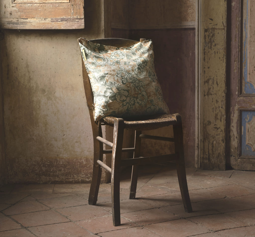 Cuscino Momonì in seta su sedia rustica – Design Week 2025