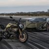 Ducati Streetfighter V4 Lamborghini accanto alla supercar Lamborghini Sián FKP 37 sulla pista