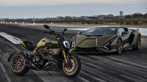 Ducati Streetfighter V4 Lamborghini accanto alla supercar Lamborghini Sián FKP 37 sulla pista