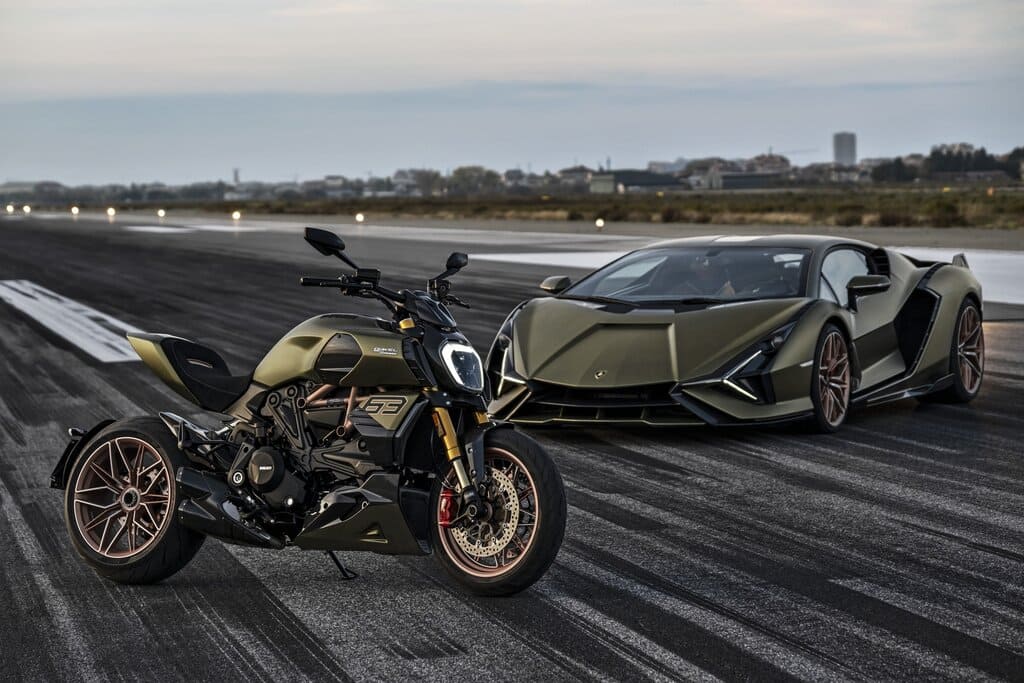 Ducati Streetfighter V4 Lamborghini accanto alla supercar Lamborghini Sián FKP 37 sulla pista
