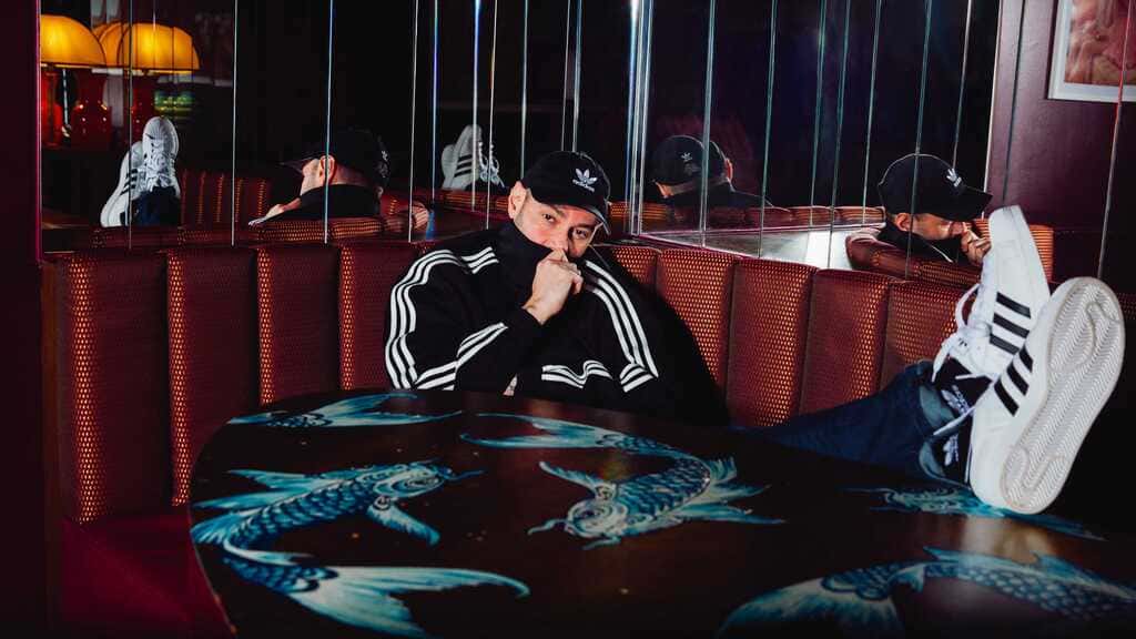 Fabri Fibra nella campagna adidas Originals Primavera Estate 2025, come Rose Villain
