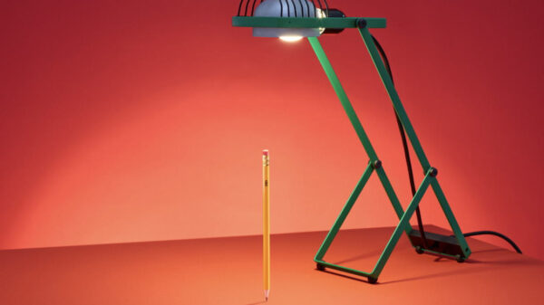 Riedizione Artemide di una lampada di Vico Magistretti presentata alla Milano Design Week 2025