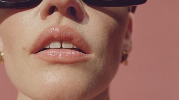 Lara Stone per la nuova collezione Versace Eyewear primavera-estate 2025