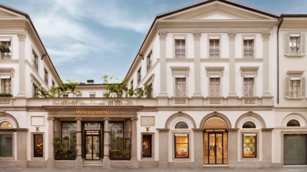 Facciata principale della nuova Maison Louis Vuitton in Via Montenapoleone a Milano, aprile 2025