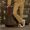 Look donna PE 2025 con sneakers Aeronautica Militare beige e bianche