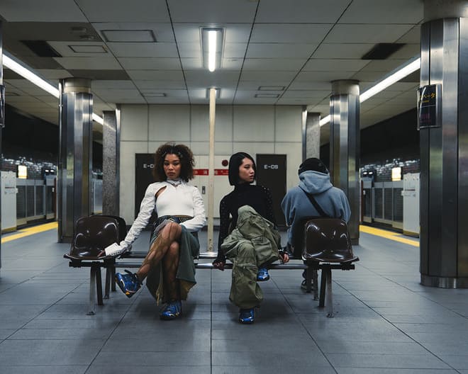Sneakers Mizuno PE 2025 ai piedi di due modelle nella metro di Osaka