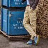 Modello con sneakers Aeronautica Militare PE 2025 indossate in look outdoor