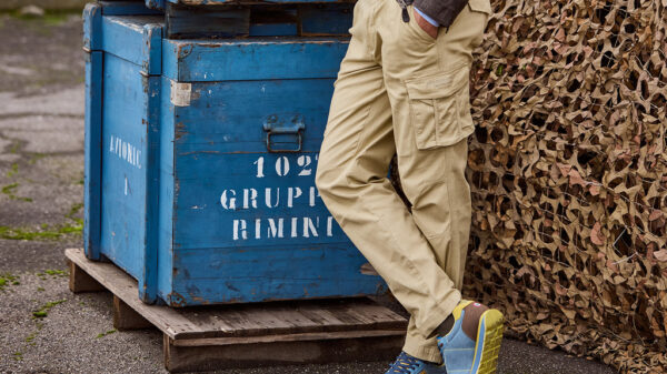 Modello con sneakers Aeronautica Militare PE 2025 indossate in look outdoor