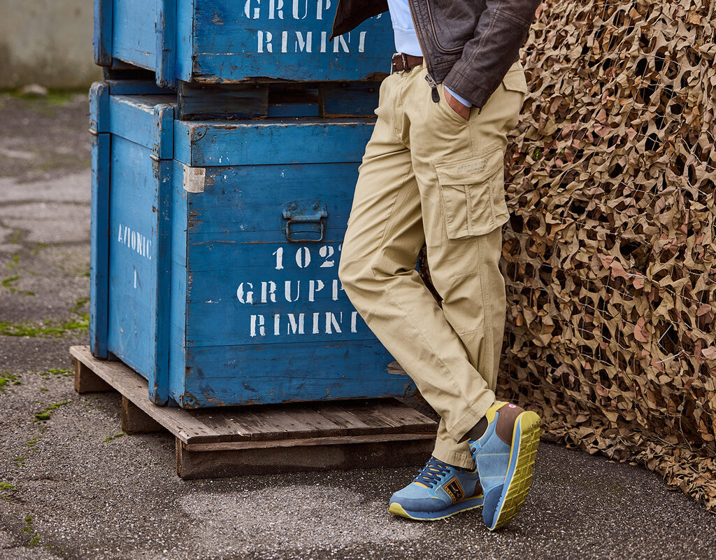 Modello con sneakers Aeronautica Militare PE 2025 indossate in look outdoor