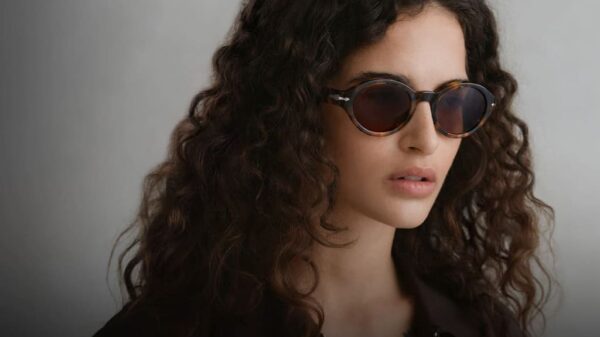 Persol Loris PE 2025 indossati da modella con capelli ricci