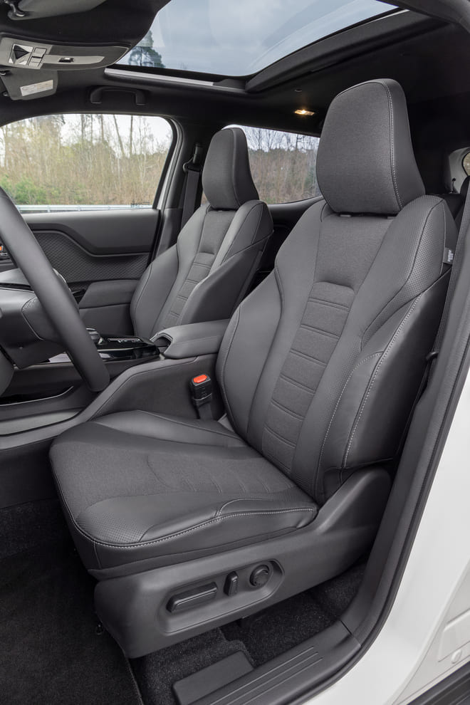 : Sedili anteriori ergonomici Suzuki eVITARA elettrica 2025