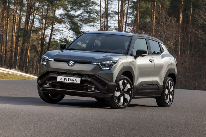 Frontale della nuova Suzuki eVITARA SUV elettrico 2025