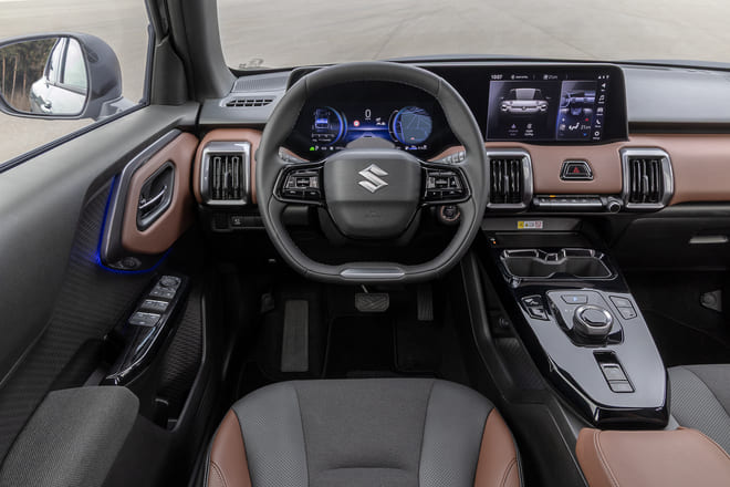 Interni high-tech della Suzuki eVITARA elettrica 2025