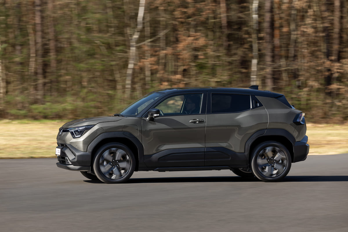 Suzuki eVITARA elettrica in movimento su strada