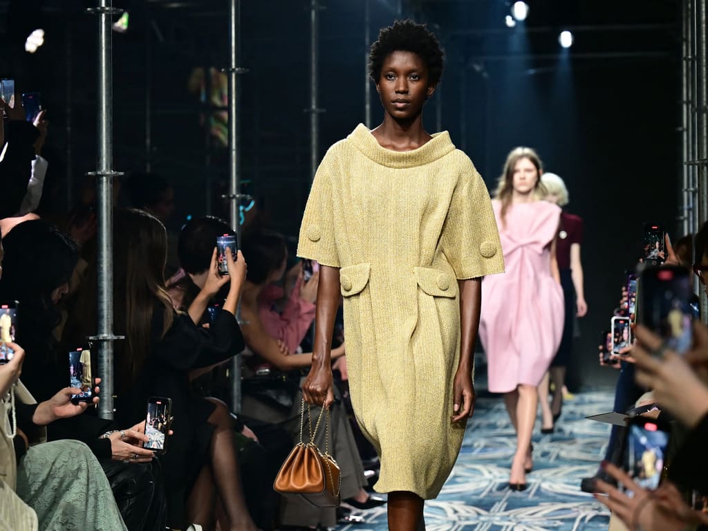 Modella in passerella alla sfilata Prada AI 2025-26 durante la Milano Fashion Week