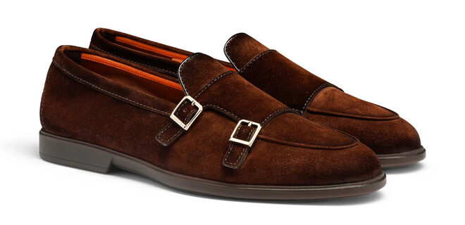 Mocassino Santoni PE 2025 in suede testa di moro con doppia fibbia e suola in gomma.
