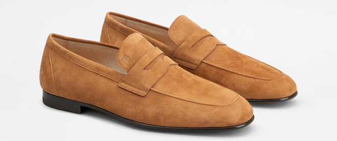 Mocassino Tod’s PE 2025 in pelle scamosciata con mascherina e logo inciso.