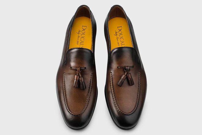 Mocassino Doucal’s marrone con nappine e cucitura Blake