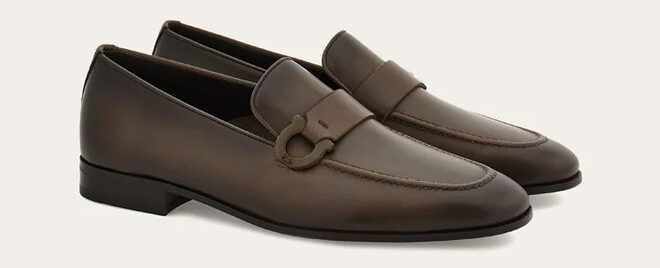 Mocassino Ferragamo con ornamento Gancini e costruzione sfoderata